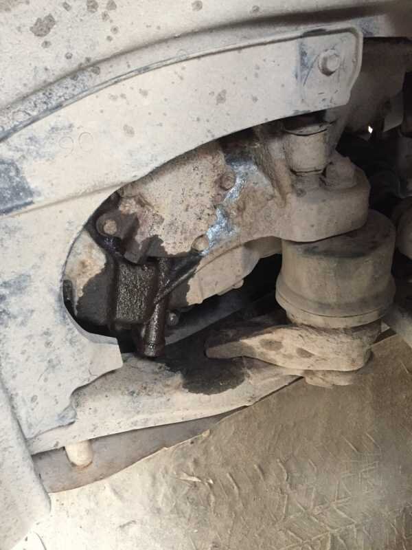 Это течь масла из-под крышки масляного насоса коробки.