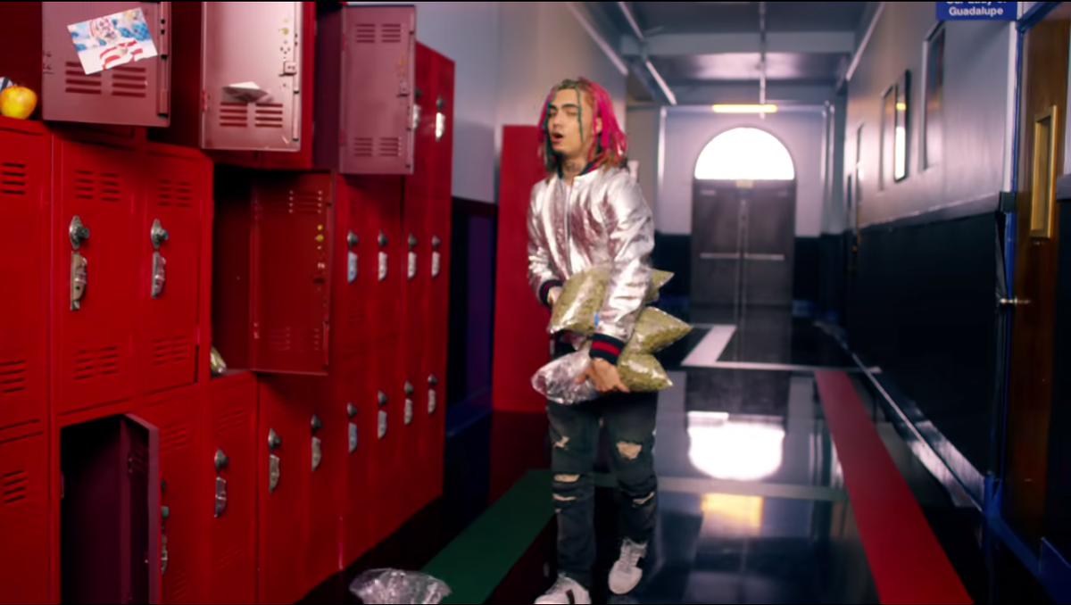 Открывок из клипа популярного исполнителя Lil Pump'a, а в его руках огромные пакеты марихуаны.