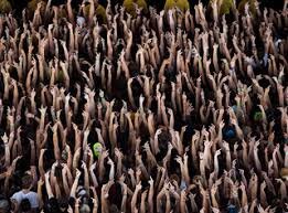 Большая толпа, которой управлять нетрудно.