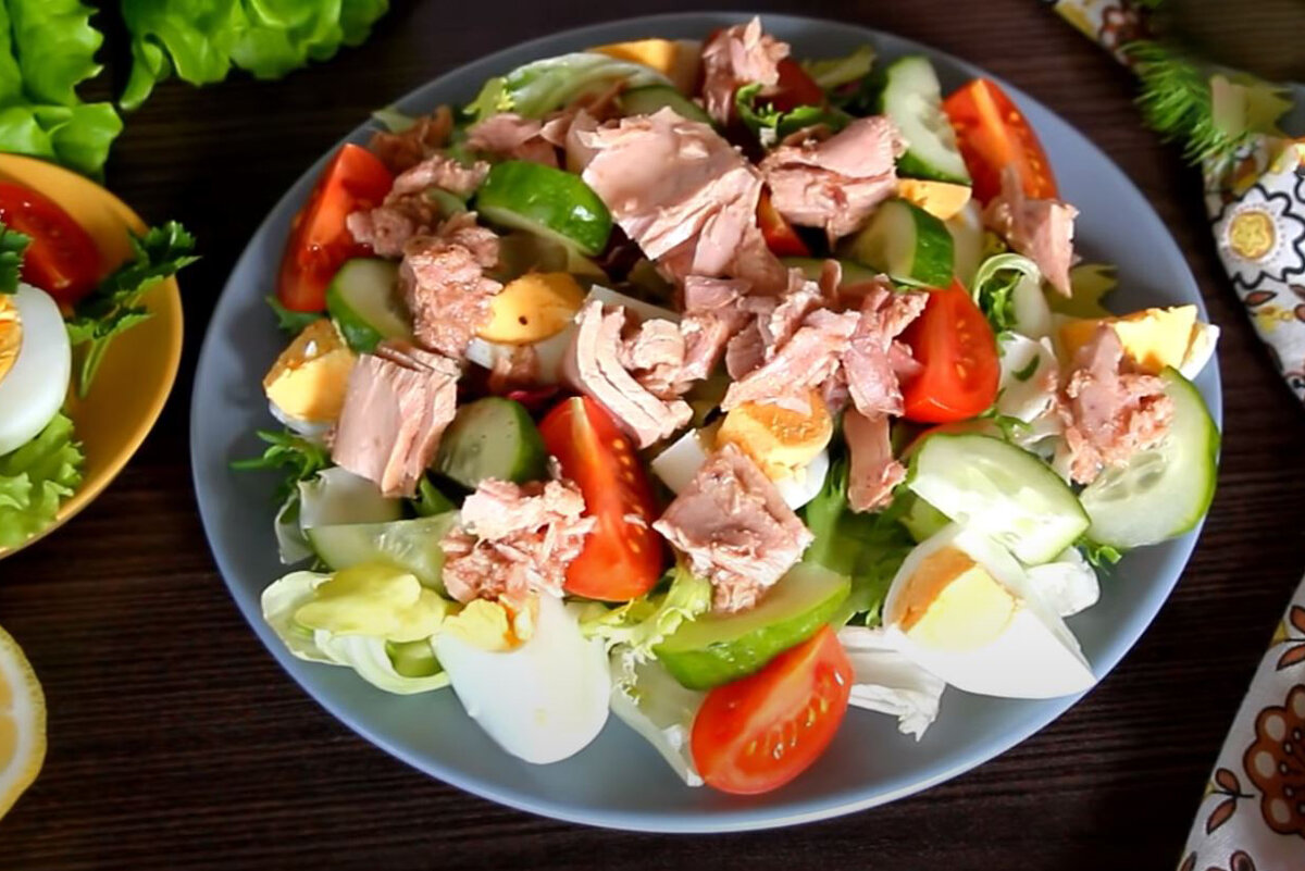 Очень вкусный салат, который не стыдно и гостям предложить:)