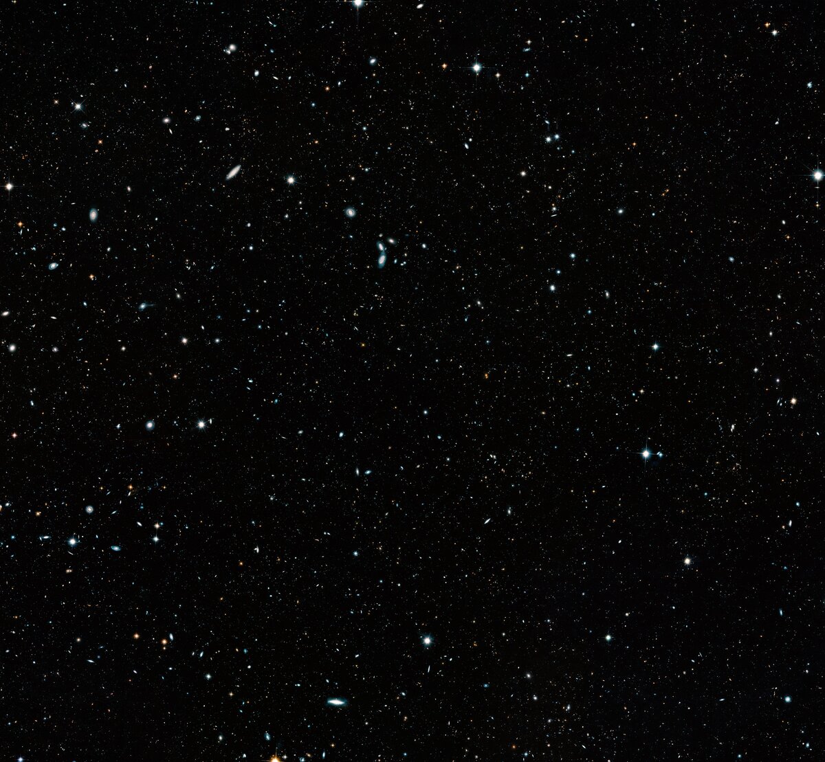 Почти 265 тысяч галактик, сфотографированных космическим телескопом «Hubble» в этой области неба за 250 дней наблюдений в течение 16 лет.  
Credit: NASA, ESA