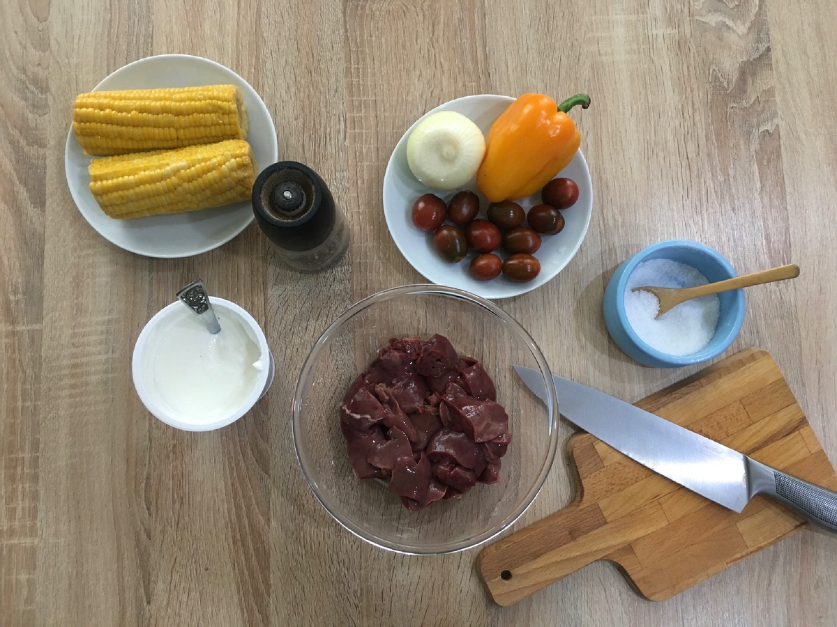 Куриная печень, сметана, лук, соль, перец, болгарский перец, помидорки