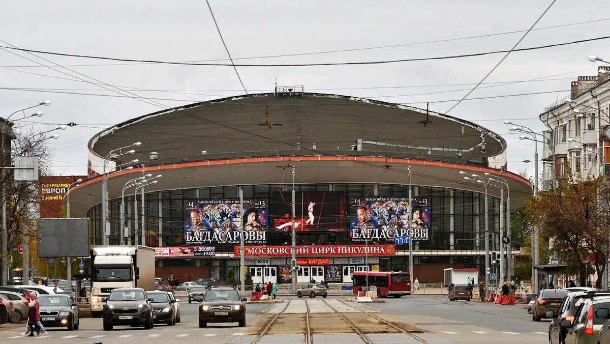 Еще совсем недавно здесь было ярко, весело, много детей и взрослых, много машин...