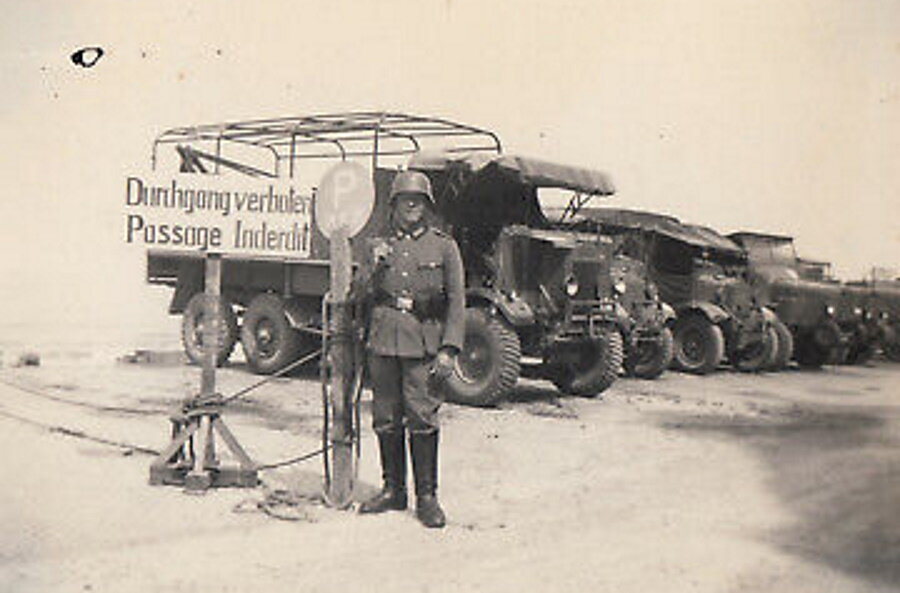 Немецкий солдат на фоне трофейных французских грузовиков самых разных моделей.