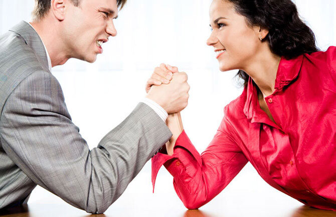 Существует такой анекдот. На вопрос «Какова вероятность увидеть на улице динозавра?» мужчина ответил: «Одна миллионная», а женщина: «Пятьдесят процентов». «Это как?» — спрашивают её. «Либо встречу, либо нет». 
