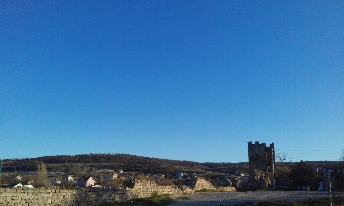 Цитадель города-крепости. Здесь находился консульский дворец,  который при турках стал "Дворцом пашей". Вдали башня Святого Климента VI.