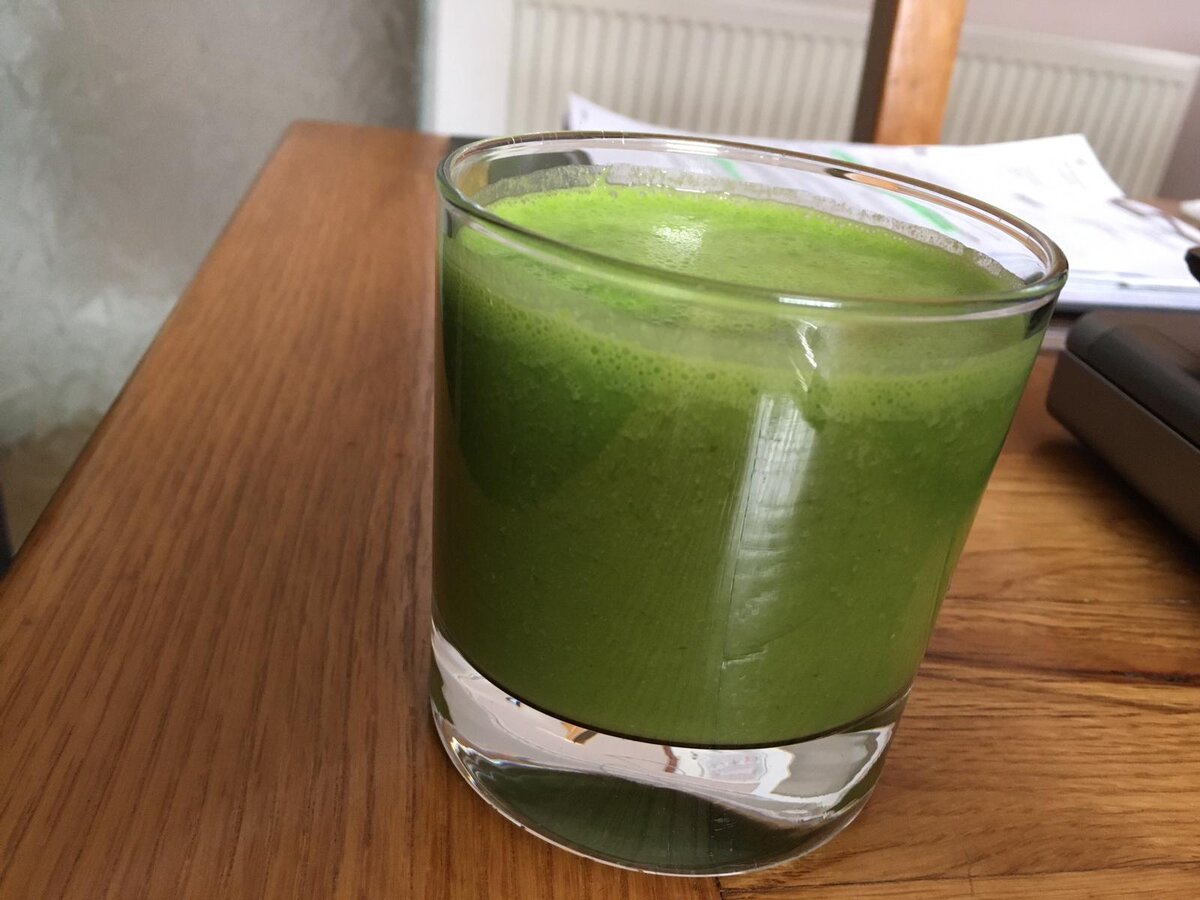 Мой шпинатный смузи.  Можно использовать как перекус. Питательный очищающий организм здоровый продукт. 