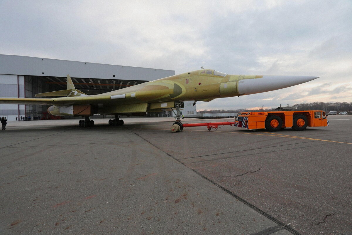 Выкатка ТУ-160. Источник фото: сайт ПАО "Туполев", https://www.tupolev.ru/