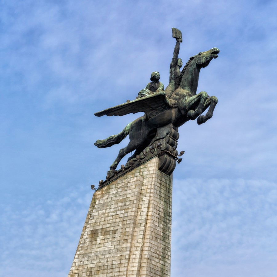 Чхоллима корейская мифология. Лошадь чхоллима кндр. Чхоллима конь. Памятник чхоллима. Крылатый конь чхоллима.