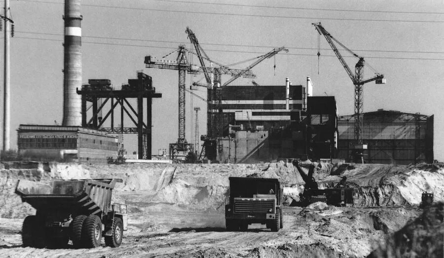 Возведение атомной электростанции обсуждалось несколько лет. Изучались предложенные территории в Киевской и Житомирских областях. Проектный институт Украинской ССР тщательно анализировал местность, которая соответствовала бы необходимым требованиям. В результате проектировщики и инженеры сошлись на подходящей площадке неподалеку от реки Припять.