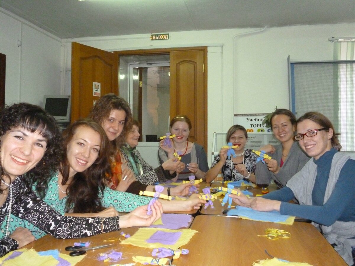 Ни одна из этих девушек не могла делать куколок. И у каждой получилось смотать свой обЕрег. Посмотрите на их счастливые лица.