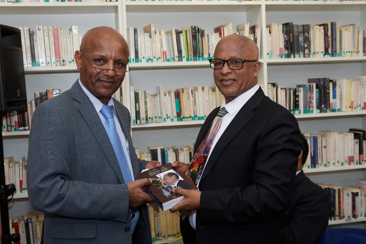 Профессор Ныгусие Кассае Вольде Микаэль (слева) с Послом Эфиопии в России, г-ном Алемайеху Тегену