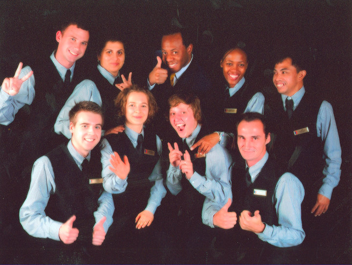 Наше последнее командное фото (Нижний ряд слева направо: Я, Каталин, Леони, Стефан.  Верхний ряд слева направо: Абри, Дора, Фарай, Комотсо, Нур)