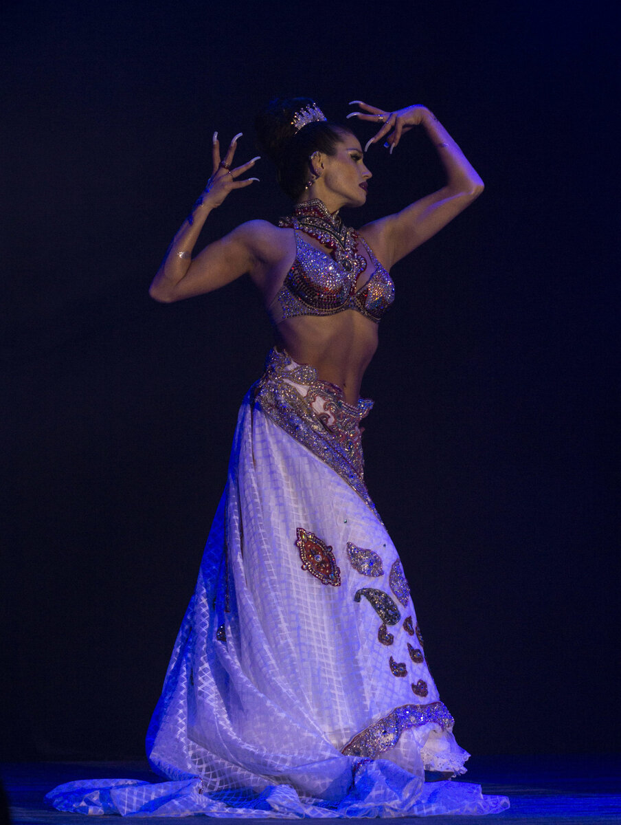 Царственная и плавная, королевская особа.