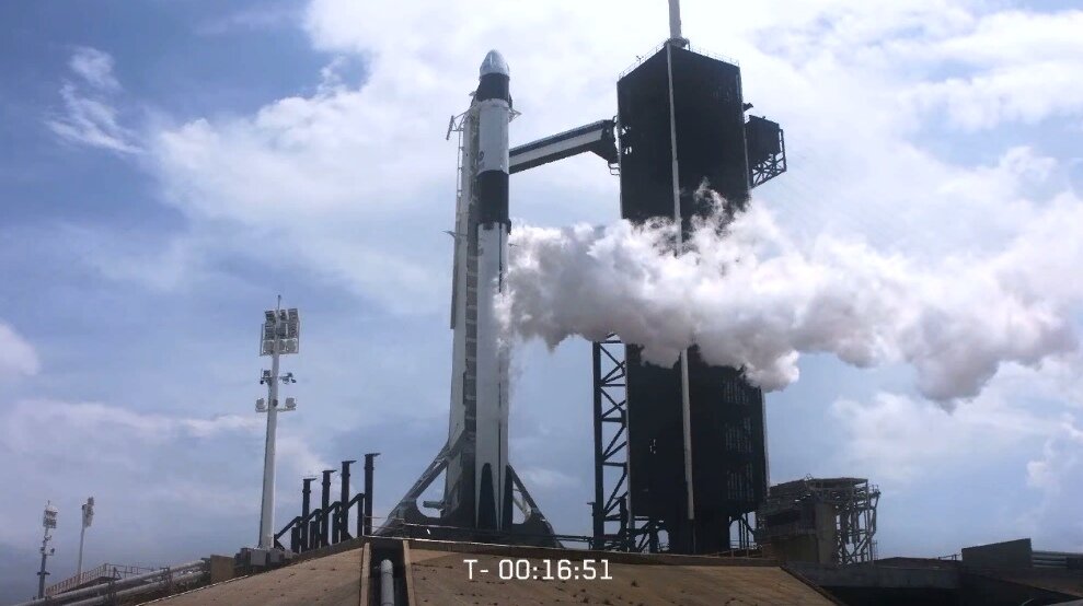 До старта совсем немного - 16 минут. Все, кто сейчас работает и все, кто наблюдают, уже в сильном напряжении... Получится или нет у Маска и его людей отправить людей на орбиту Земли?!