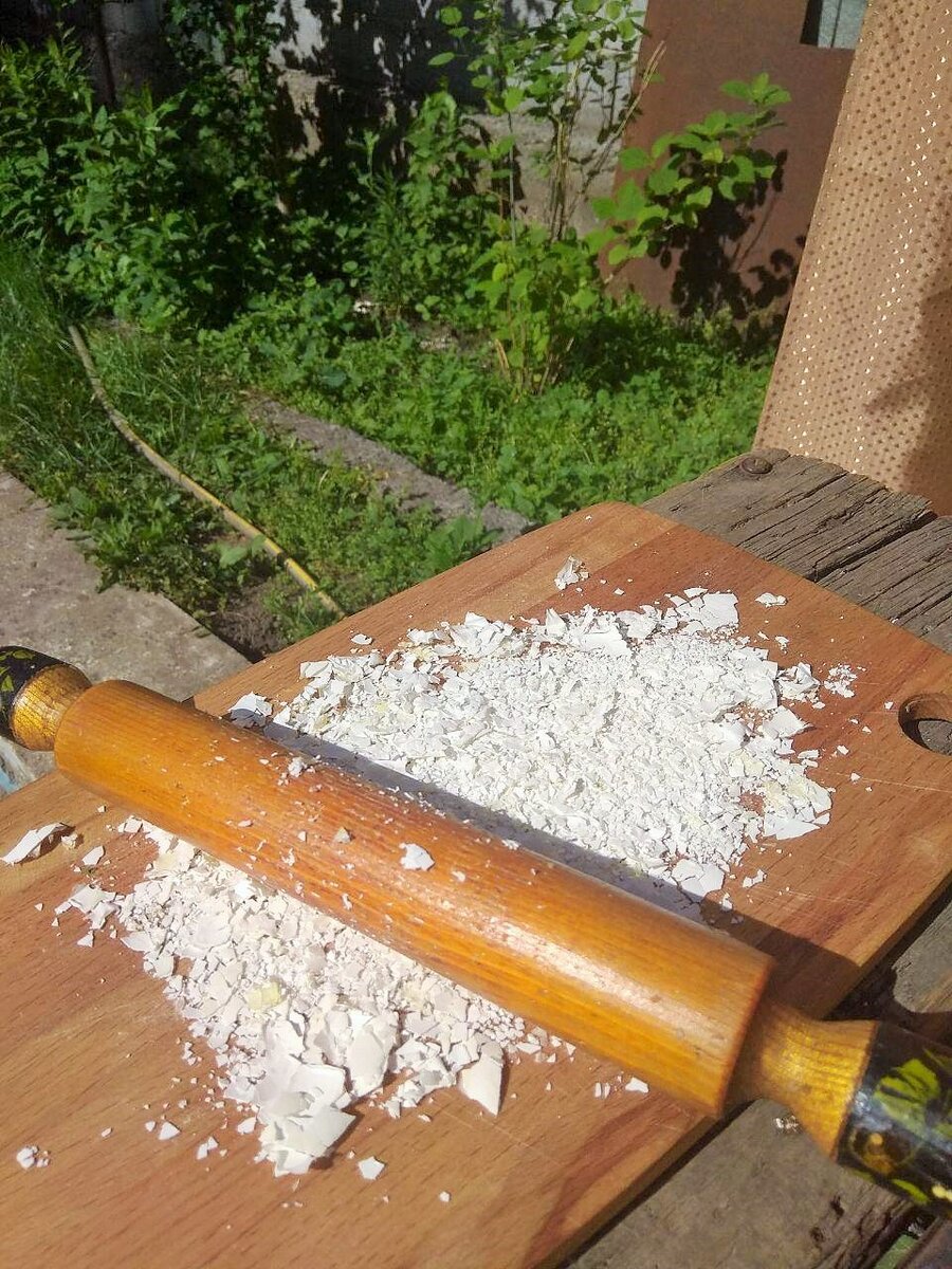 очень легко и просто ее можно измельчить при помощи скалки