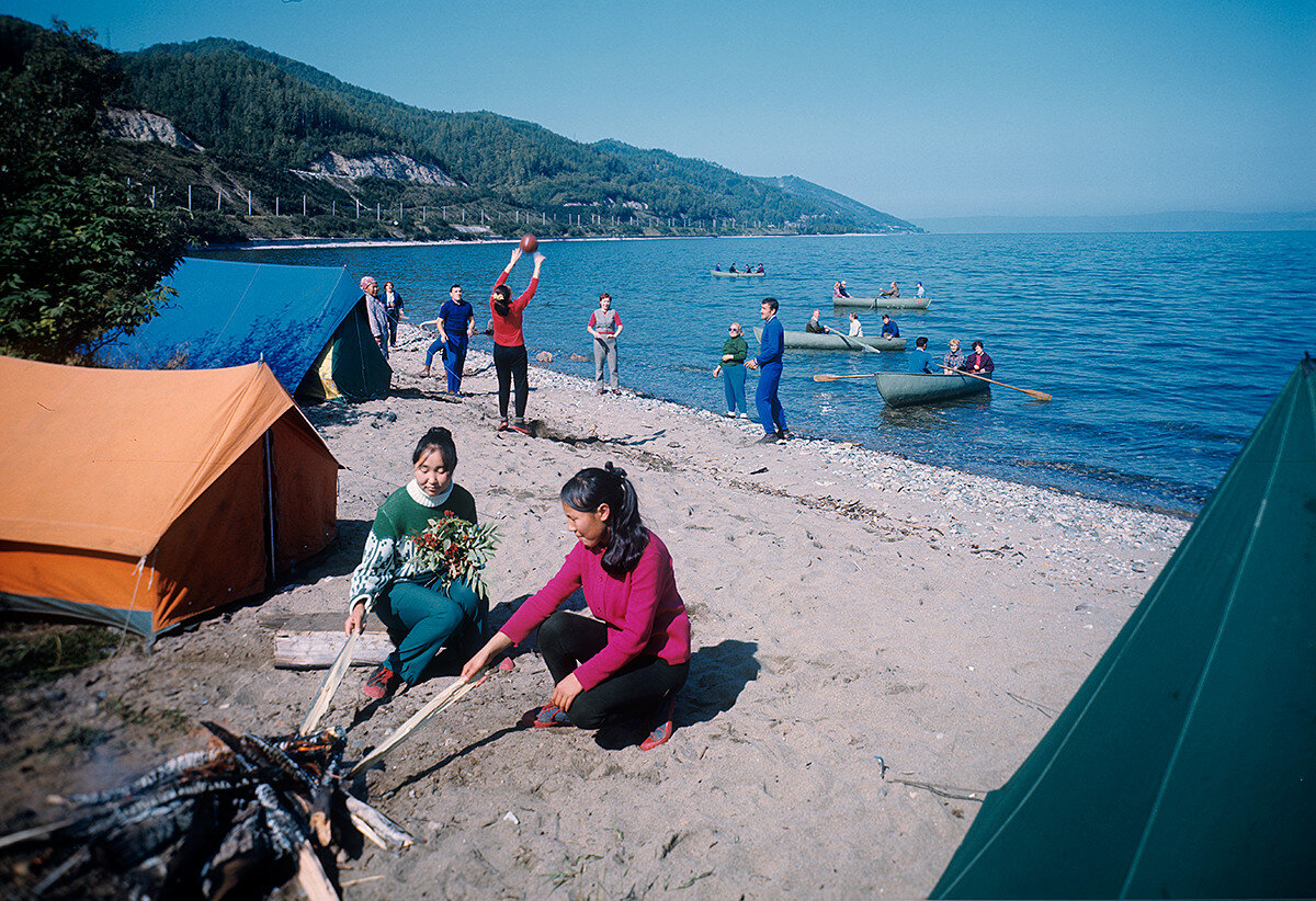 Туристы отдыхают на озере. Туристы на Байкале. Озеро Байкал туристы. Байкал туризм летом. Курорты Байкала.