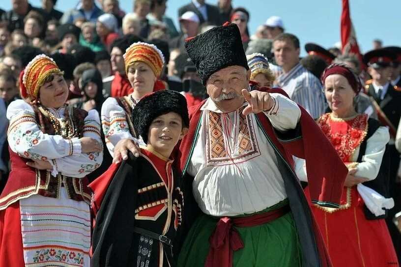 Гляди, внучок - вон они, понаехи! Щас расскажут, как нам жить!
