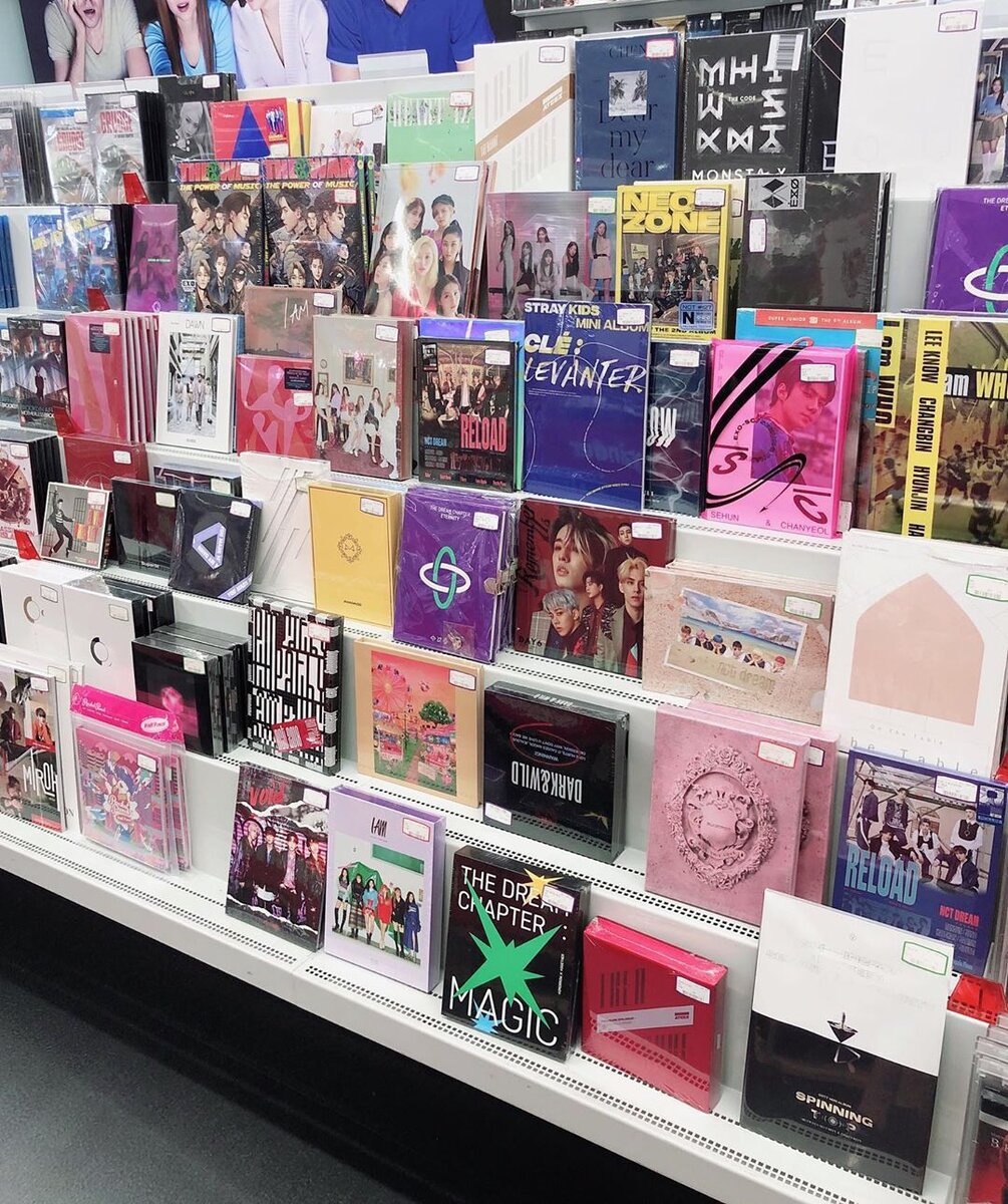 Стеллаж с альбомами в магазине 