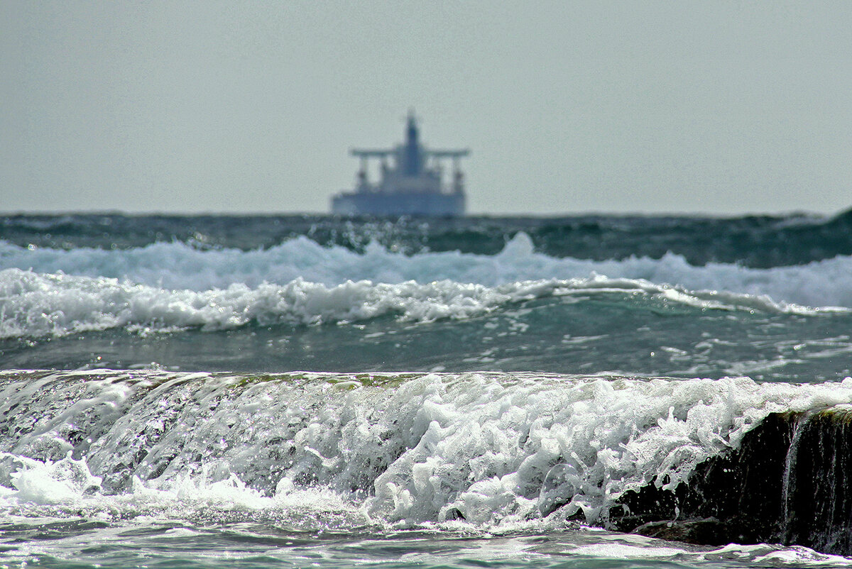 Море 2013. Сахалин штормовые Нагоны. Море Избербаша шторм. Шторм в России. Речной шторм.