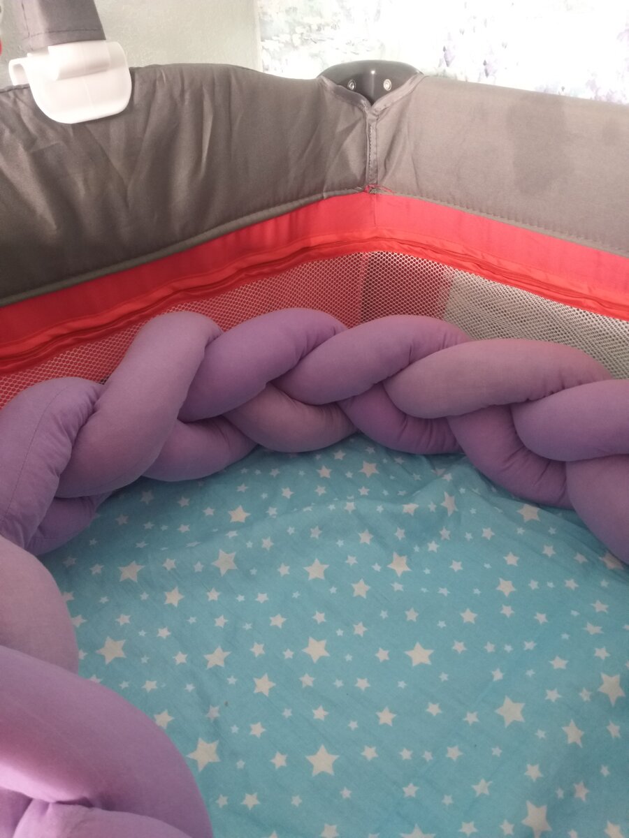 Бортик в виде косы по всему периметру кроватки