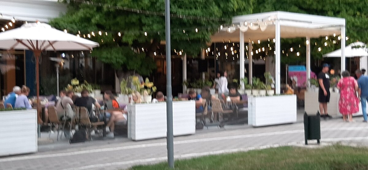 Рестораны на открытых верандах работают давно