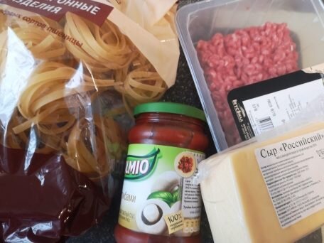 Гнезда с фаршем и томатным соусом под сырной шапочкой