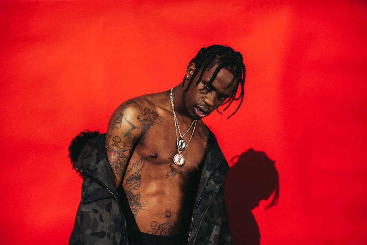 Nike x Travis Scott начали работу в 2017 году. Партнерство Трэвиса Скотта и Nike оказалось настолько популярным, что их совместные релизы раскупаются за считанные минуты, а цены на вторичном рынке достигают нескольких тысяч долларов.