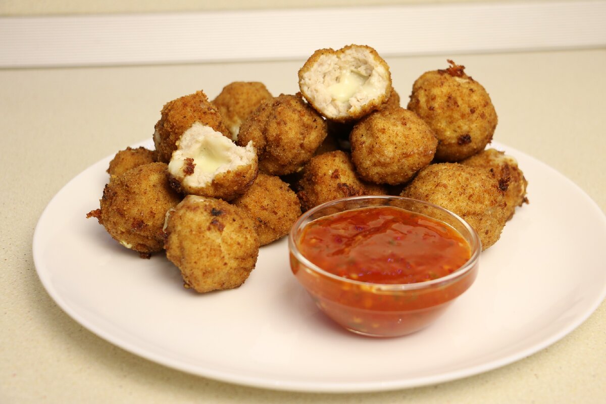 Сегодня я хочу Вам предложить простое в приготовлении и вкусное блюдо – куриные шарики с сыром.Сделать шарики из куриного фарша с сыром своими руками в домашних условиях очень легко. 