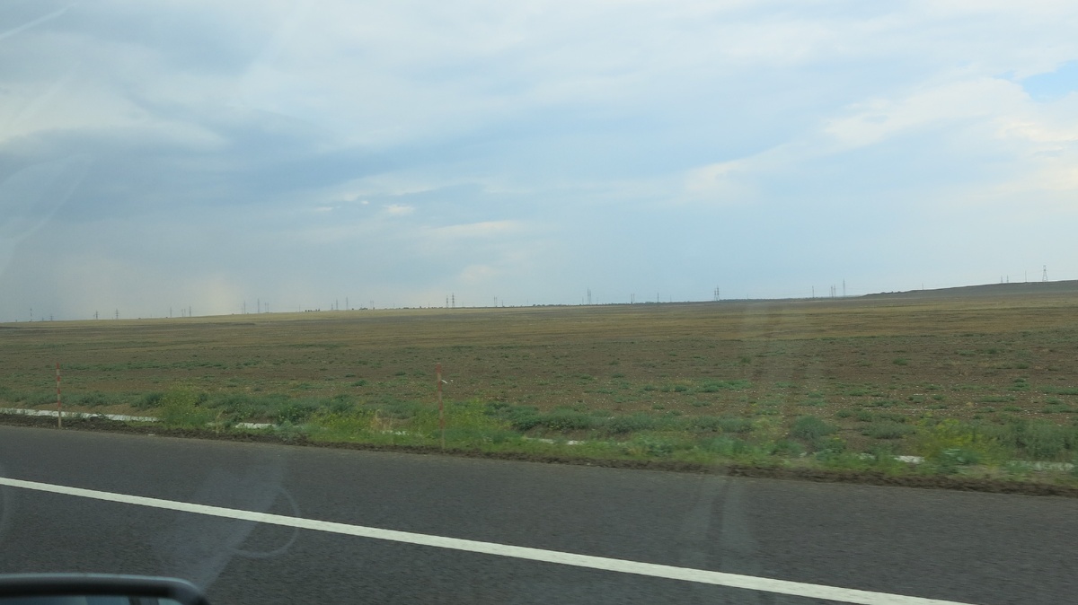 Едем по трассе "Таврида". По обе стороны - крымские степи. 