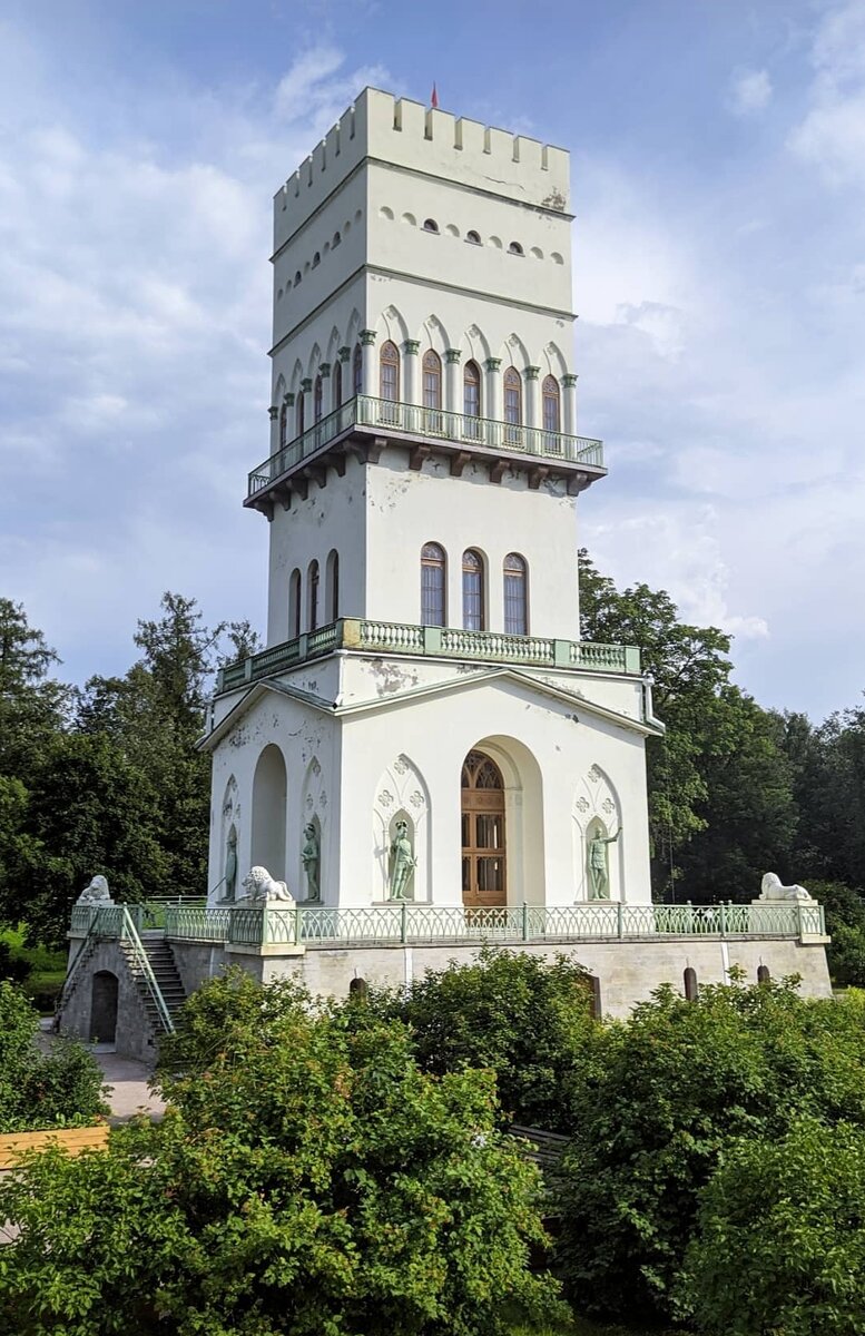 Краска и штукатурка уже слезла. 