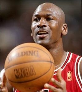 Сегодня даже люди, максимально далекие от баскетбола, хотя бы пару раз слышали имя Майкла Джордана. Этот великий баскетболист не просто показывал потрясающие спортивные результаты – он перевернул весь баскетбольный мир, и именно благодаря ему о NBA, да и баскетболе вообще узнали во многих странах мира. Свою профессиональную карьеру Майкл начал в Университете Северной Каролины в начале восьмидесятых. Одержав с командой победу на NCAA в 82 году, Майкл переходит в «Чикаго Буллз». С этого времени популярность Джордана весьма быстро набирает обороты и вскоре он стал настоящей звездой NBA. Его результативная игра и умение прыгать принесли ему прозвище «Воздушный Джордан». В тот период за Майклом закрепилось звание лучшего баскетбольного защитника из всех когда-либо существовавших. В течение трех лет, начиная с 91 года, Майкл, в составе чикагской команды, выигрывает все чемпионаты NBA. В 1993 неожиданно для всех он уходит из баскетбола в связи с гибелью отца. В этот период Майкл пробует свои силы в бейсболе, однако из этого ничего не выходит. И вот в 95 он совершает триумфальное возвращение, после которого он приносит «Чикаго Буллз» ещё три победы в чемпионатах NBA в 1996,1997 и 1998 году. При этом Майклу удалось установить абсолютный рекорд NBA по выигранным матчам в течение сезона – 72 победы. Джордан повторно завершает карьеру в 1999, однако вновь возвращается в 2001, но уже в составе «Вашингтон Уизардс». Помимо прочего, Джордан является двукратным победителем олимпийских игр (1984 и 1992 года) и является единственным, кому вместе с этими титулами удалось завоевать звание чемпиона NBA и самого ценного игрока сезона. 
