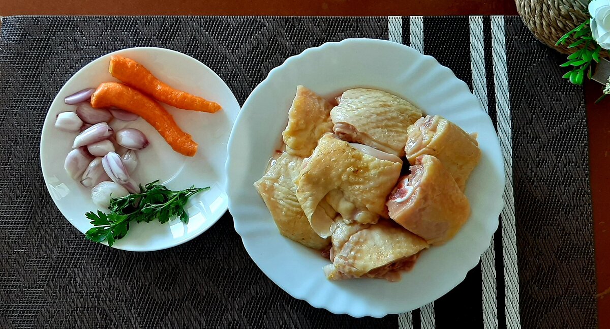 Ингредиенты:курица 400 гр.,2 шт.маленькой или 1 средняя морковь, лук 2 шт.,макаронные изделия 400 гр.,соль,специи по вкусу,масло для жарки,вода 1стакан. 