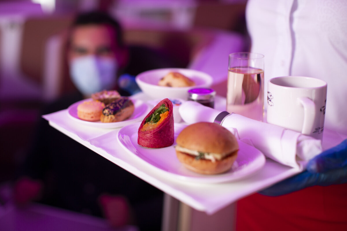 Пилоты едят одинаковую пищу друг с другом и с пассажирами? Фото: Virgin Atlantic