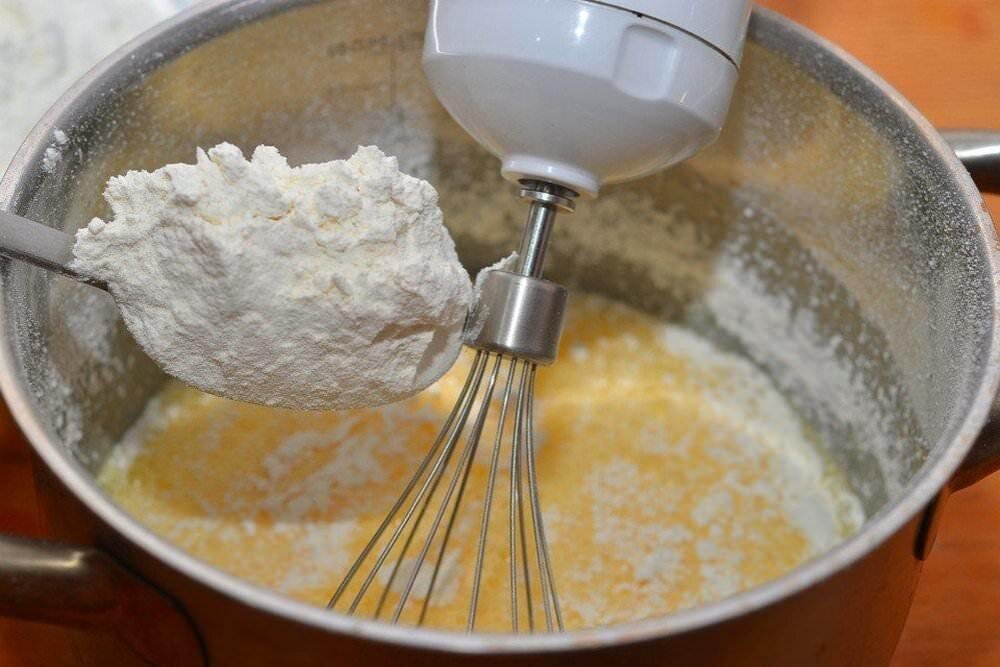 Молоко сливочное масло разрыхлитель. Взбивание бисквита. Добавить муку в тесто. К взбитым яйцам добавляют муку. Замес теста для бисквита.