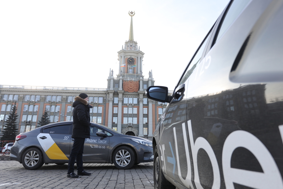 Таксисты собрались возле администрации города. Фото взято из интернета, в качестве примера.