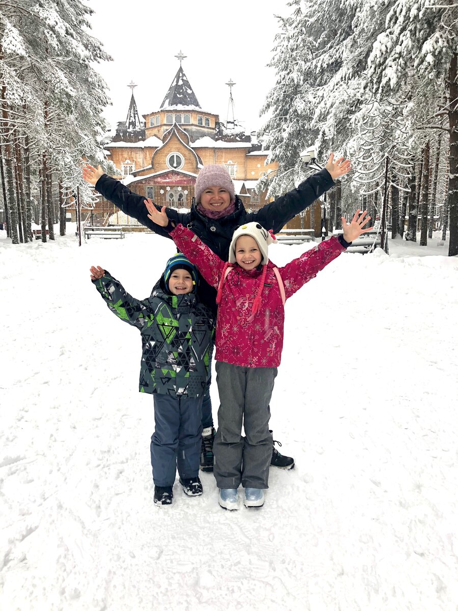 На заднем фоне вотчина Деда Мороза