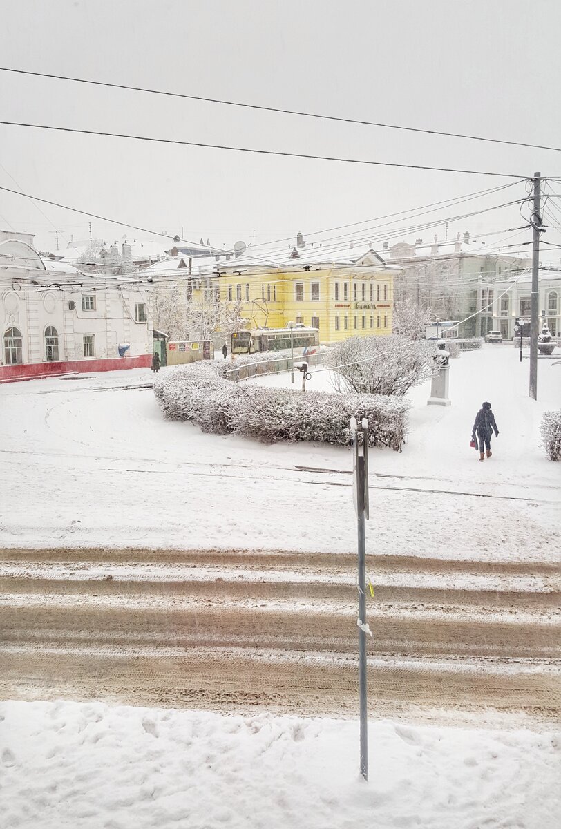 Когда мы приехали, весь город был в снегу. 