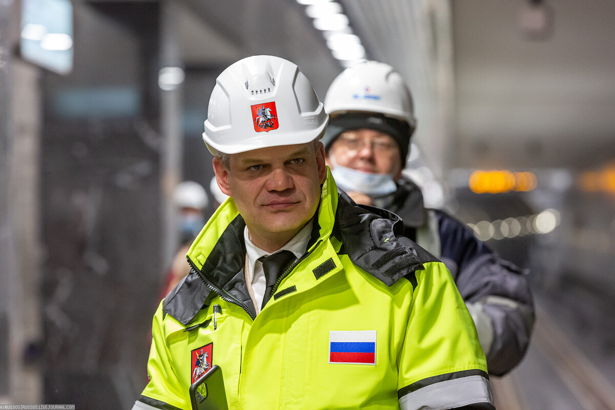 Первый поезд встречает Сергей Жуков, генеральный директор Мосметростроя.