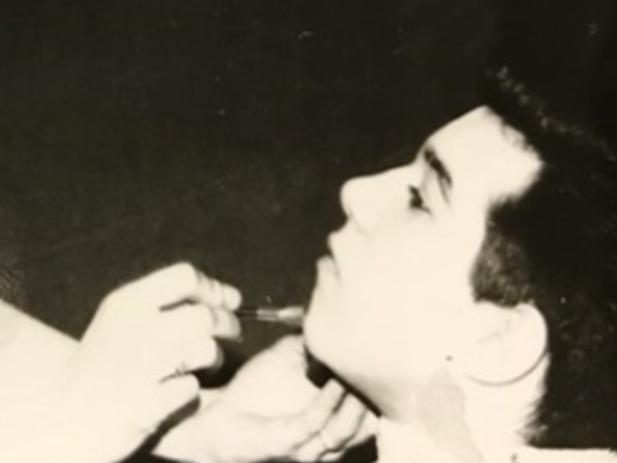 грим перед выходом на сцену. Сейчас не гримируюсь вообще - в какой-то момент понял, что родился красивым)