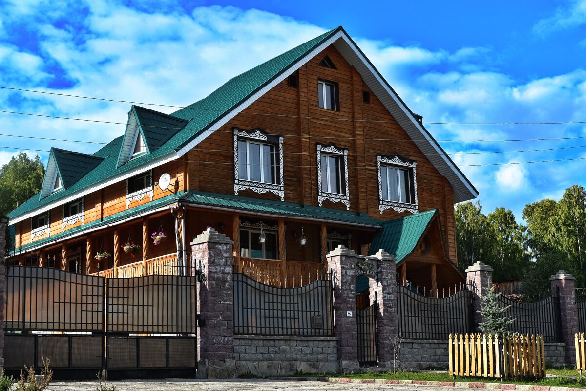 У нас любят строить многометровые дворцы для того, чтобы вместили всех сразу. Или, наоборот, живут по-отдельности