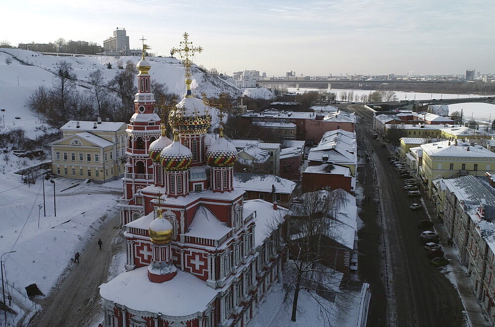 Православные верующие отмечают Рождество – один из главных христианских праздников. У входов в церкви и храмы появились вертепы, внутри церкви украшают еловыми лапами. Работа по подготовке к праздничному богослужению начинается после обеда, когда мастерят вертепы, расставляют цветы и елки. Я терпеливо ждал со своим коллегой аудиенции местного батюшки, но так и не дождавшись пошел нарезать несколько кругов вокруг Строгановской церкви. В Нижнем Новгороде она считается одной из самых красивых. 