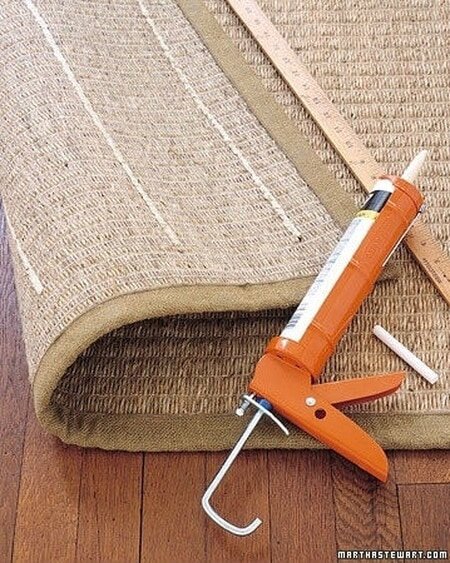 Нанесите на изнанку полосы акрилового или латексного герметика и дайте высохнуть.