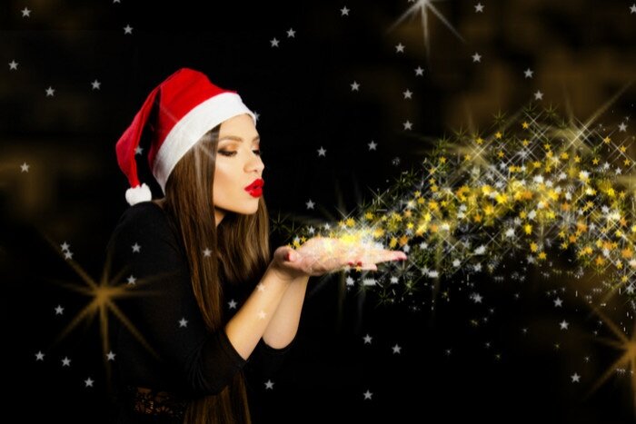 Вечер подходил к заветной отметке полуночи, но сна у наших героинь не было ни в одном глазу. Безусловно, у женщин всегда найдутся наболевшие темы для обсуждений. - Я так уже год не отдыхала, -обратилась к Елене Татьяна. - Ну где ж тут отдых? - укоризненно взглянув на нее, ответила Виктория, - возле плиты со сковородкой порхала? - Я счастлива, -улыбнувшись ответила Таня, - у меня есть двое маленьких мальчишек и любящий муж. Я знаю и чувствую, что нужна им. 