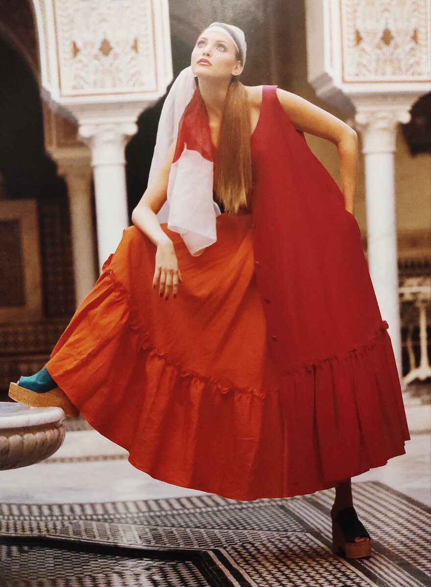 Сальваторе Феррагамо популяризировал танкетку в тридцатые годы, впервые создав выступающую подошву из четырех винных пробок, покрытых козьей кожей. Клинья на пробковой подошве вернулись назад в начале девяностых, поскольку дизайнеры черпали вдохновение в свободолюбивом, этническом настроении. Эти бирюзовые парусиновые сабо являются идеальным противовесом многоуровневым платьям и гармонируют с яркой плиткой внутреннего двора марокканского риада. Февраль, 1993 г.