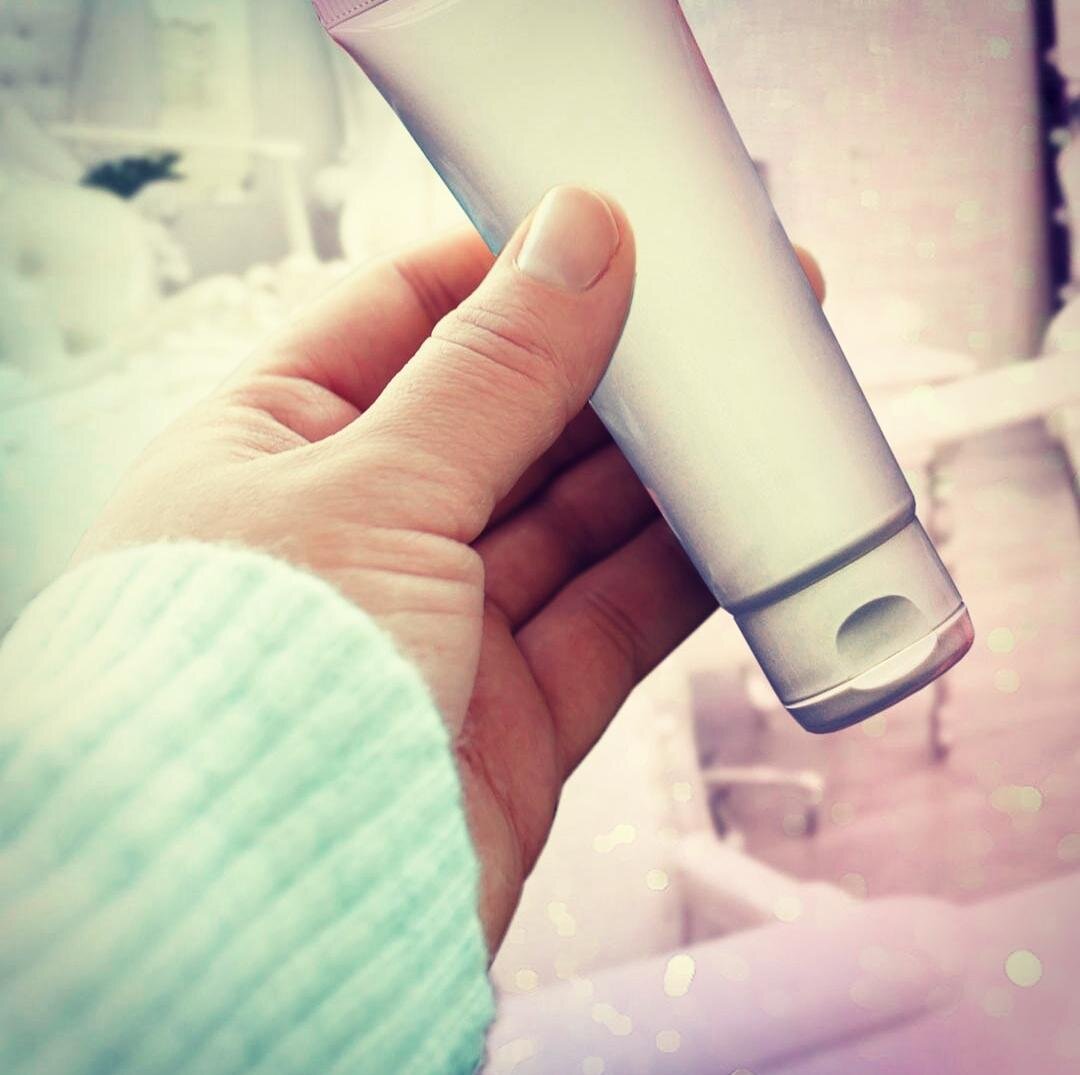 Кожу умойте при помощи геля или мягкой очищающей пенки