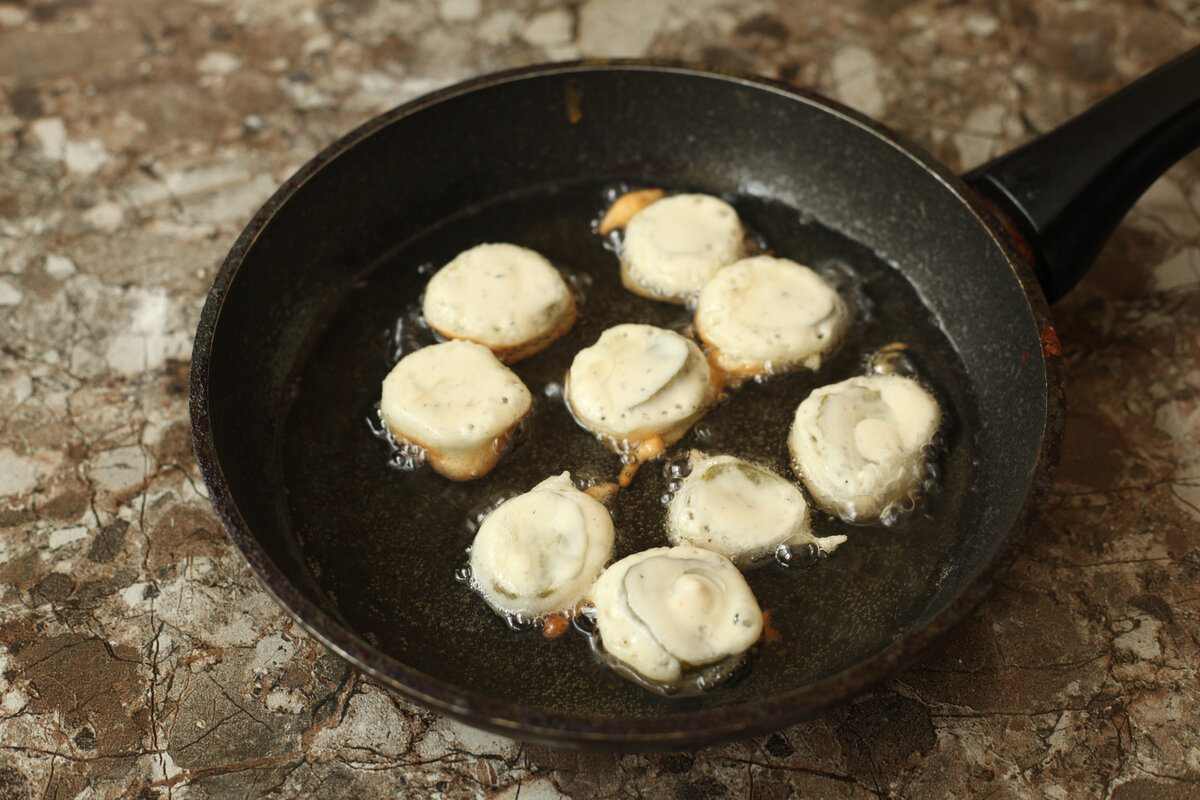 Салат из солёных огурцов с луком и подсолнечным маслом