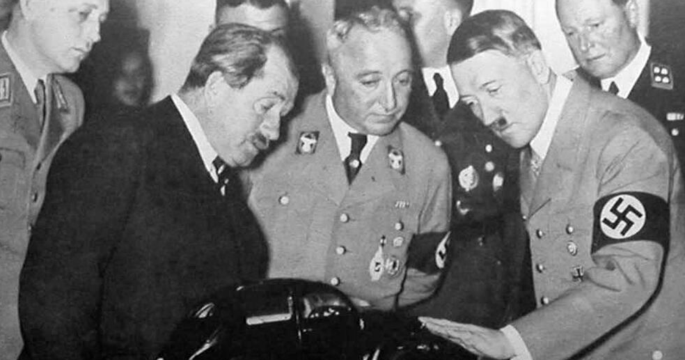 Гитлер и Порше изучают первого жука. Фото из открытых источников
