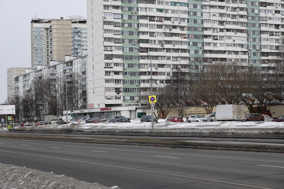 Улица строителей дом ирония судьбы. Проспект вернадского 125 ирония судьбы. Женя лукашин ирония судьбы на улице. Ирония судьбы, мурманск, проспект ленина, 91. На какой улице снимали иронию судьбы.