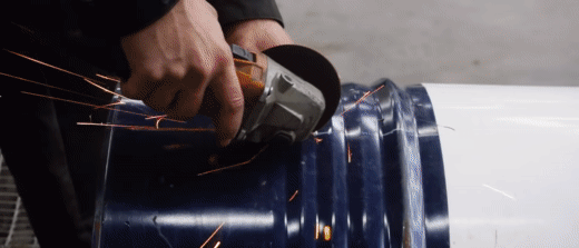 Из двух бочек получился отличный отвал, вот только его пришлось укрепить